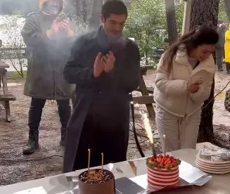 Burak Deniz 34. yaşına bakın nasıl girdi! Set arkadaşlarından unutulmaz sürpriz