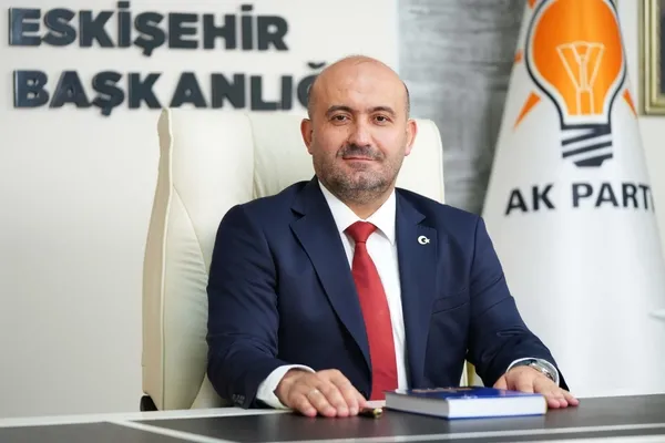 chpli-eskisehir-belediyesinden-murat-agirel-heykeli-ak-partiden-sert-tepki-hizmet-bekleyen-sehre-yine-heykel-d-1783422771726.jpg