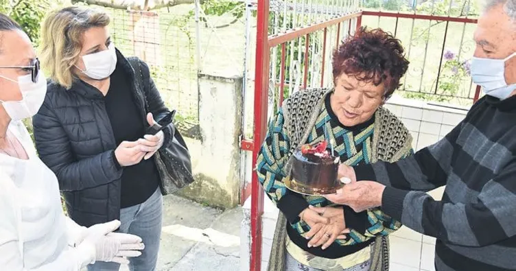 Yaşlı kadına pastalı kutlama - Egeli Sabah Haberleri