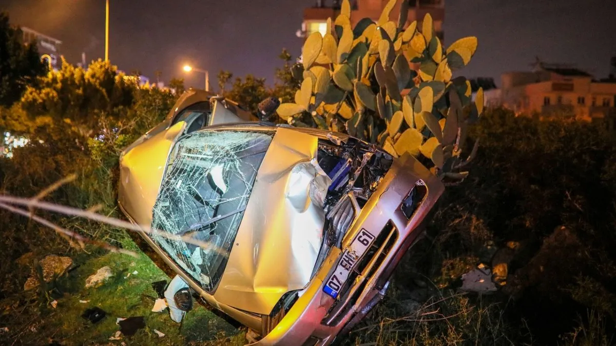 Antalya'da otomobili ağaca çarpan polis memuru öldü