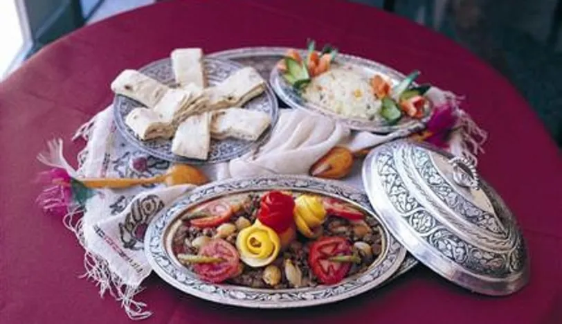 Soğan Kebabı Ve Garnitürlü Pilav