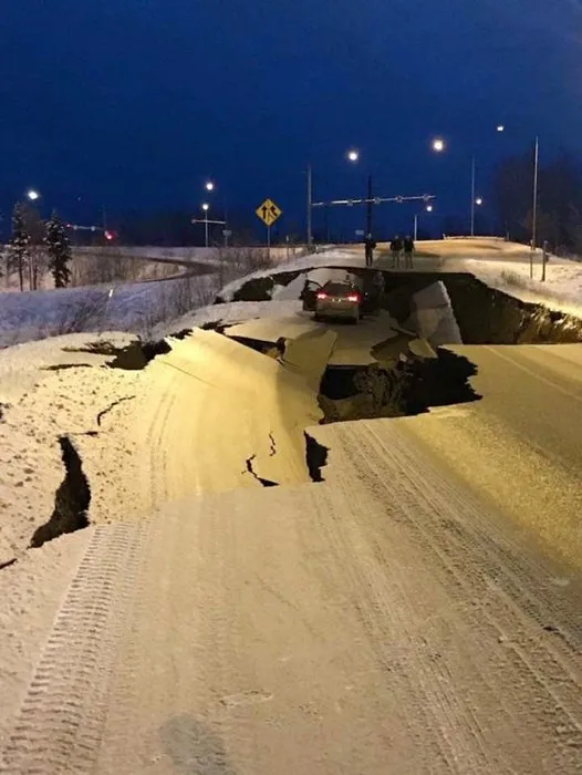 ABD'de deprem, yollar çöktü