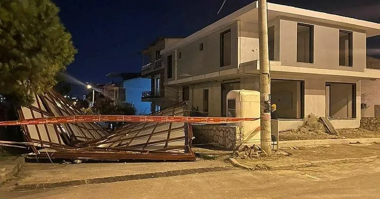 İzmir’de fırtından uçan çatı elektrik tellerini kopardı