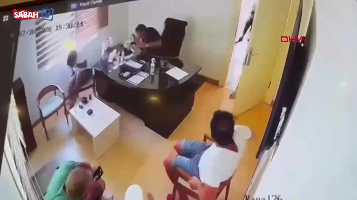 Tatil sitesinin başkanı silahlı saldırıda bacağından vuruldu! O anlar kamerada | Video videosunu izle Tatil sitesinin başkanı silahlı saldırıda bacağından vuruldu! O anlar kamerada | Video videosunu izle