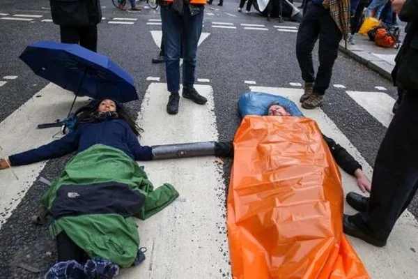 Lonra'da 10 Numara'nın yolunu kapattılar