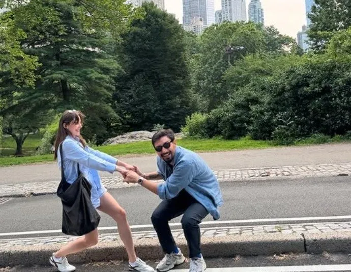 Roma sokaklarında aşk! Alina Boz ve Umut Evirgen’den romantik pozlar