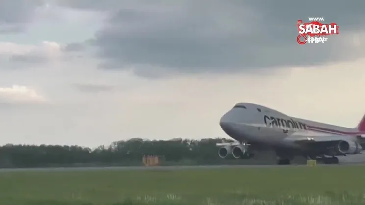 Acil iniş yapan kargo uçağının iniş takımı koptu | Video