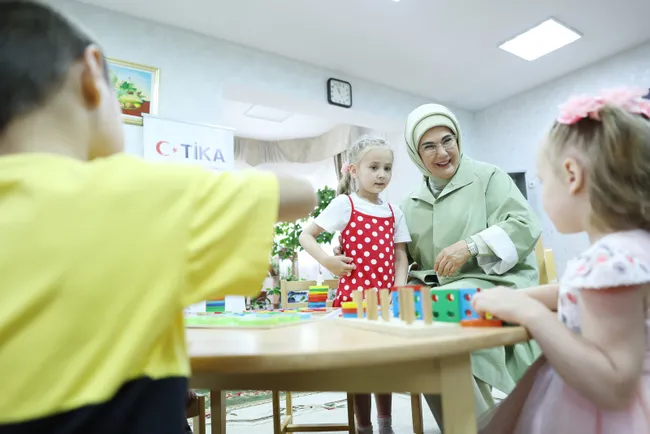 emine-erdogan-astanada-yetimhane-ziyaret-etti-1720088697111.jpg