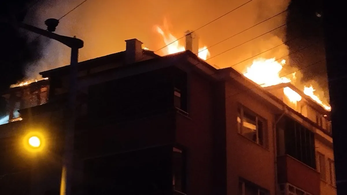 Bolu'da tadilattaki apartmanın çatısında çıkan yangından görüntüler.