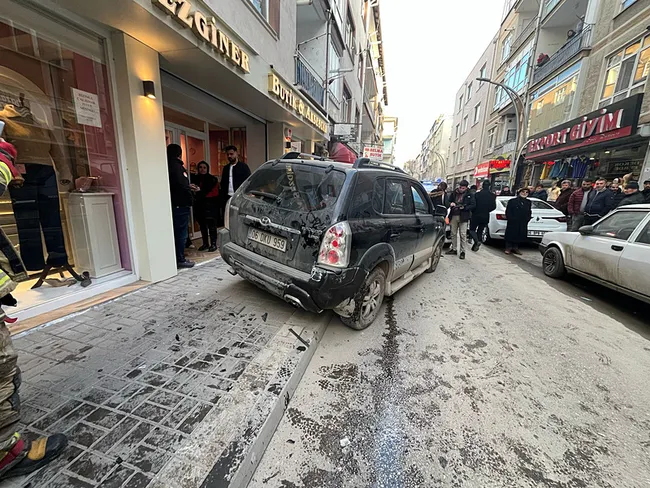 esiyle-tartisti-bindigi-aracini-ileri-yerine-geri-alinca-bir-kisiyi-yaraladi-1739379817948.jpeg