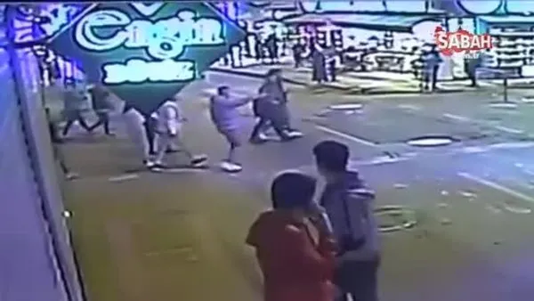Ellerinde bıçaklar ile takip ettikleri iki kişiyi bıçakladılar, yerde tekmelediler | Video