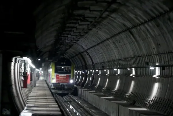 İstanbul'da tarihi an! Marmaray'ı kullanarak Avrupa'ya geçti