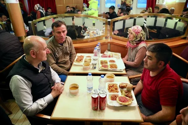 bakanlar-msc-gemisinde-depremzedelerle-iftar-yapti-1680369167059.jpeg