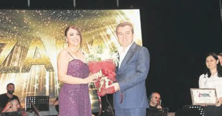 Zara, antik tiyatroda konser verdi