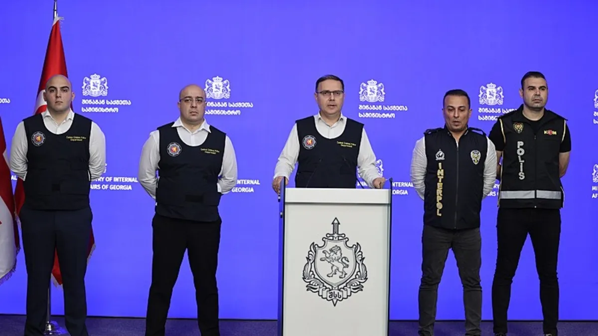 Türkiye’nin kırmızı bültenle aradığı 12 kişi Gürcistan’da gözaltına alındı Türkiye’nin kırmızı bültenle aradığı 12 kişi Gürcistan’da gözaltına alındı