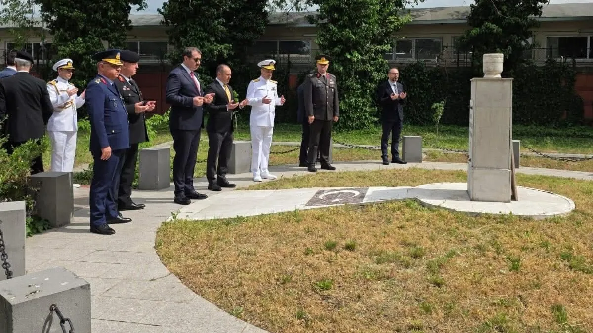 Milli Savunma Bakan Yardımcısı Salih Ayhan Bükreş Türk Şehitliği’ni ziyaret etti Milli Savunma Bakan Yardımcısı Salih Ayhan Bükreş Türk Şehitliği’ni ziyaret etti