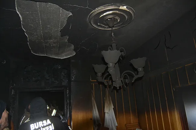 bursada-akilalmaz-olay-ayni-apartmanda-5inci-kez-yangin-cikti-1762899011168.jpeg