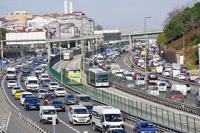 istanbulda-trafik-durma-noktasina-geldi-yogun-yuzde-80e-ulasti-1741706246886.jpg