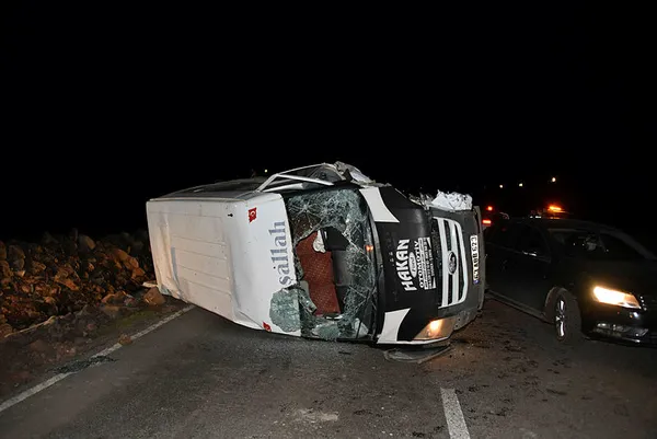 sanliurfada-minibus-ile-otomobil-kafa-kafaya-carpisti-13-kisi-yaralandi-1644179115728.jpg