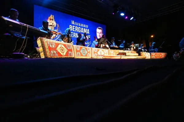 bergama-kermes-festivali-finalinde-setab-erenerden-muhtesem-konser-1656340137737.jpg