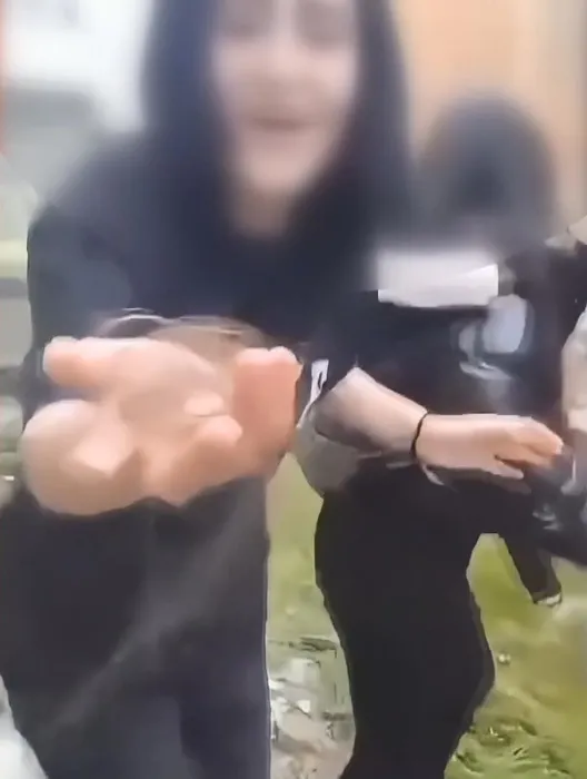 Saçını koparıp kameraya gösterdi! Kız çocuklarının akran zorbalığı kamerada!