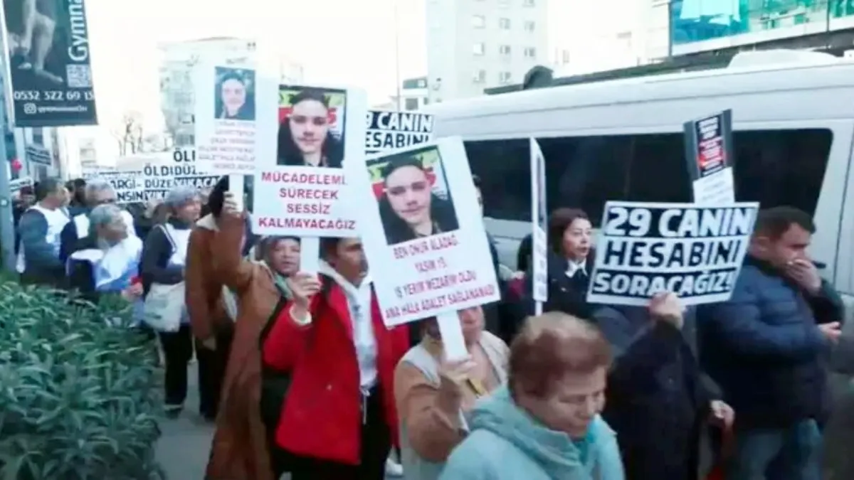 Gece kulübündeki yangında hayatını kaybeden 29 kişinin anısına yürüyüş düzenlendi Gece kulübündeki yangında hayatını kaybeden 29 kişinin anısına yürüyüş düzenlendi