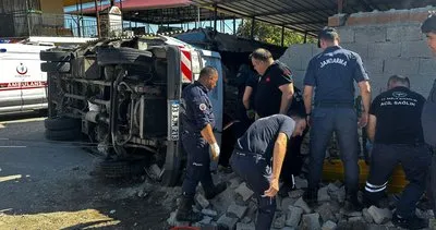 Kargo kamyonu depoya çarparak devrildi: 2 yaralı #mersin