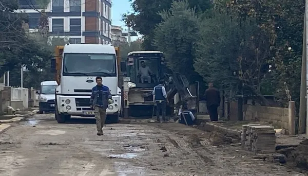 saka-gibi-buyuksehir-bozuk-yollari-ak-parti-ilce-baskanina-sordu-1638947503755.jpg İzmir'de şaka gibi olay! CHP'li başkan bozuk yollar AK Parti İlçe Başkanı'na sordu