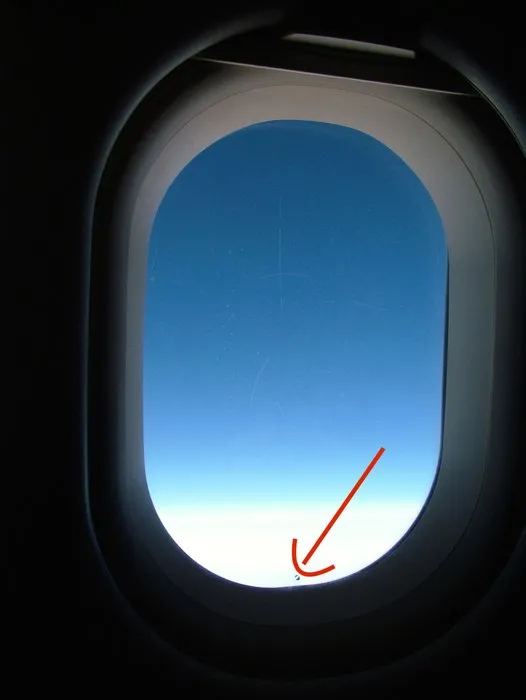 Hiç uçak camlarındaki o küçük delikler dikkatinizi çekti mi?