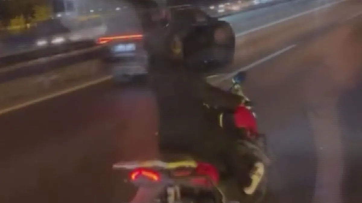 Trafik magandası korku dolu anlar yaşattı: İETT şoförüne elindeki cismi fırlattı! Trafik magandası korku dolu anlar yaşattı: İETT şoförüne elindeki cismi fırlattı!