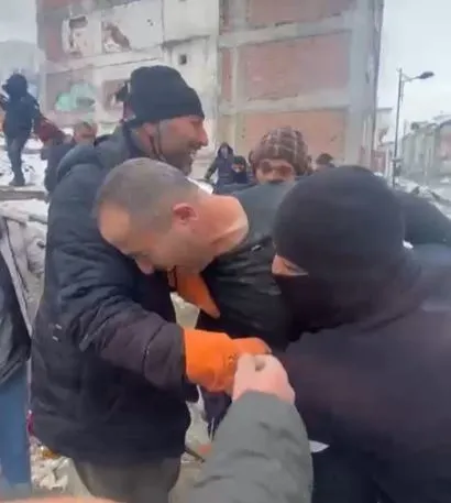 Malatyalı depremzede enkazdan 34 saat sonra çıktı! Gözyaşları sel oldu