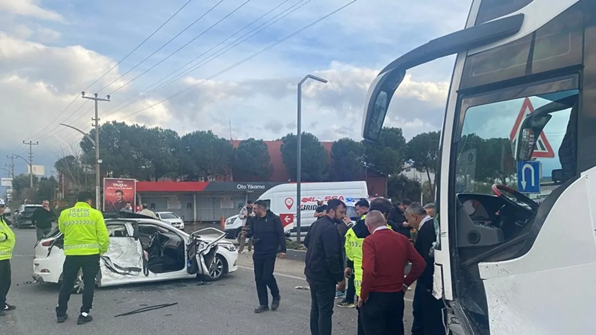 Manisa'da korkunç çarpışma! Yolcu otobüsü ile otomobil birbirine girdi