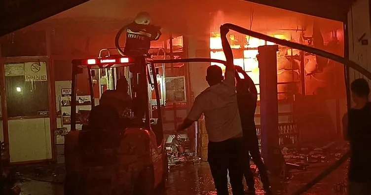 Manisa’da sanayi sitesinde yangın: 2 iş yerinde büyük hasar oluştu