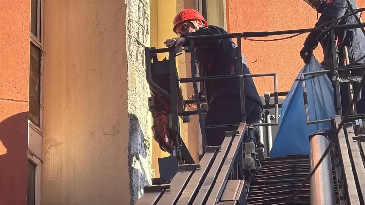 Şişli’de kopan beton parçalarından saniyelerle kurtuldu! Az kalsın öbür tarafa gidiyordum