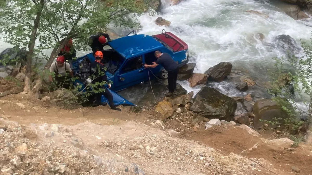 Giresun’da otomobil dereye yuvarlandı: 2 ölü, 1 yaralı