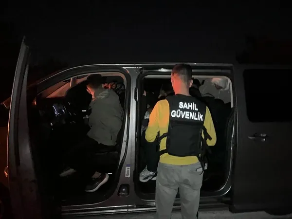 izmirde-sahil-guvenlik-ekipleri-38-duzensiz-gocmen-yakalandi-1741843661987.jpg