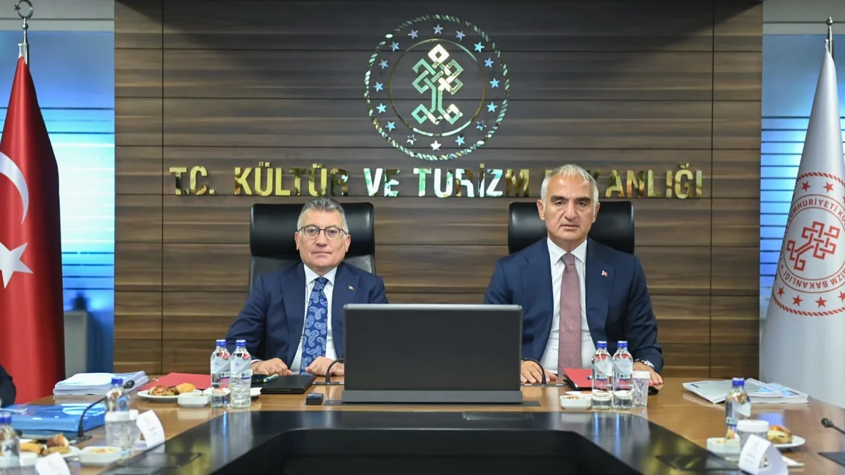 Kültür ve Turizm Bakanı Mehmet Nuri Ersoy'un Sivas heyetiyle toplantısından bir kare.