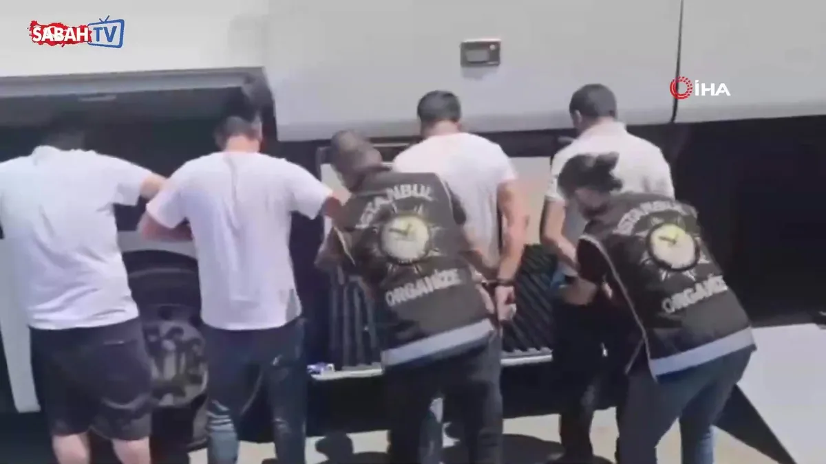 Tuzla’da durdurulan otobüsten cephanelik çıktı: 120 silah ele geçirildi | Video videosunu izle Tuzla’da durdurulan otobüsten cephanelik çıktı: 120 silah ele geçirildi | Video videosunu izle