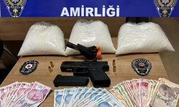 Korsan takside yakalandılar… İki kilo 985 gram uyuşturucu ve silah çıktı