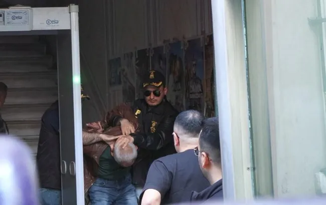 ozele-saldiriyla-ilgili-sorusturma-suruyor-1-gun-daha-gozaltinda-polis-basmufettisi-gorevlendirildi-1746435090791.jpg Özgür Özel’e saldırıyla ilgili soruşturma derinleşiyor: Pansiyon sahibinin ifadesi alınacak