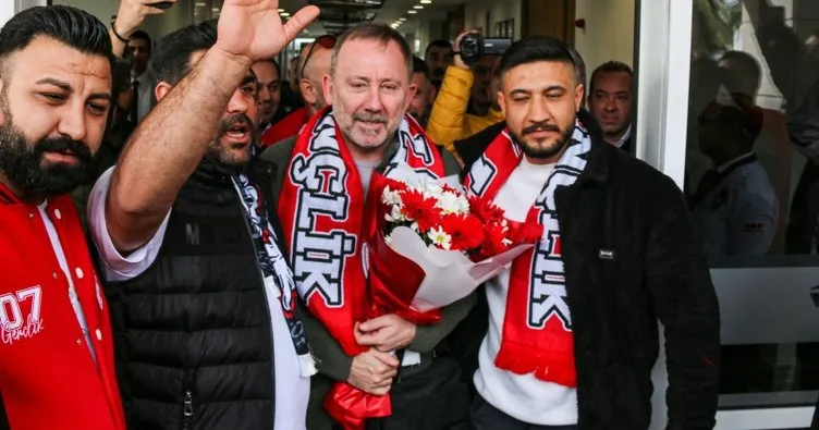 Antalyaspor’un anlaştığı teknik direktör Sergen Yalçın, Antalya’ya geldi