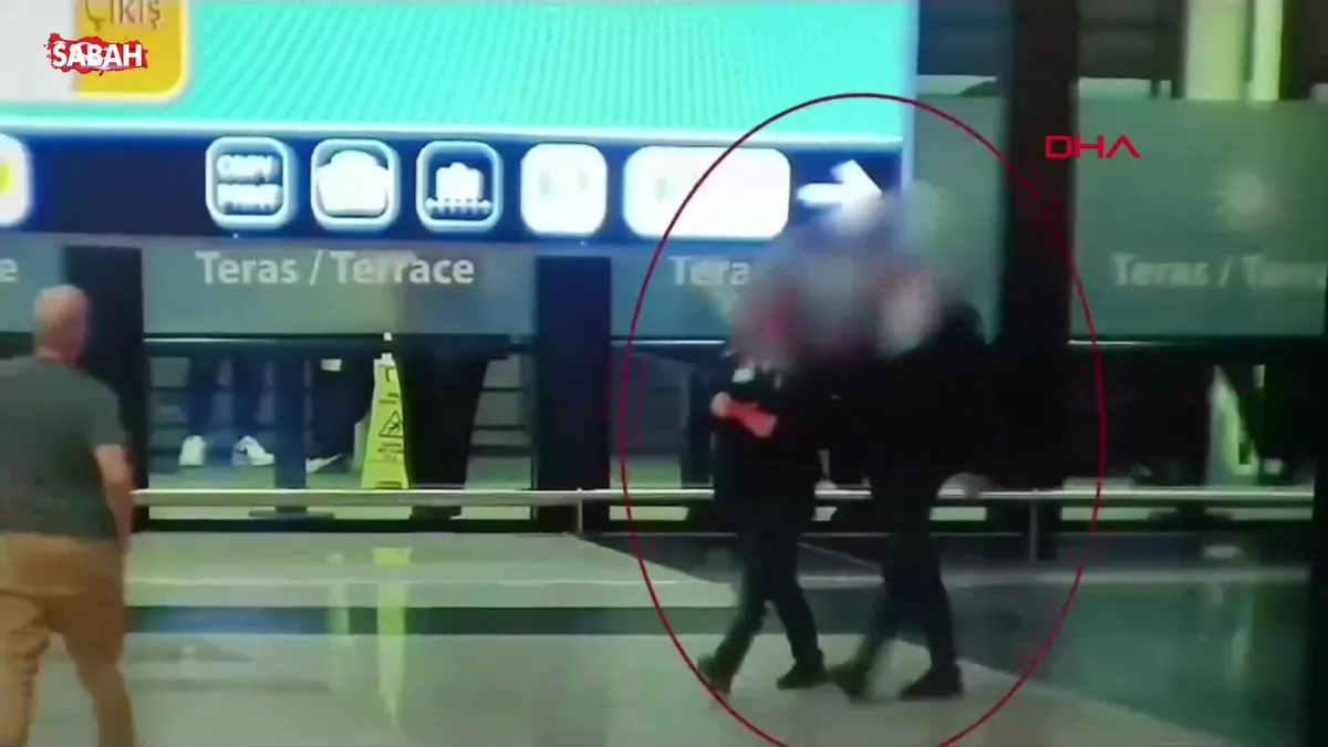 Interpol tarafından ‘Kırmızı Bültenle’ aranan altın kaçakçısı İstanbul’da yakalandı | Video videosunu izle Interpol tarafından ‘Kırmızı Bültenle’ aranan altın kaçakçısı İstanbul’da yakalandı | Video videosunu izle