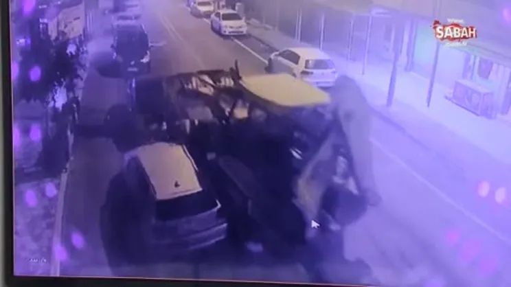 Belediyenin iş makinasını çaldı! Üç araca zarar verme anı güvenlik kamerasında | Video