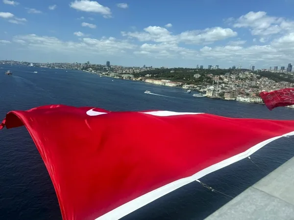 15-temmuz-sehitler-koprusune-dev-turk-bayragi-asildi-1752141389573.jpg