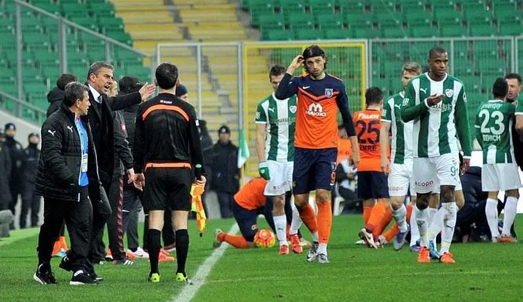 Bursaspor - Medipol Başakşehir maçında ortalık karıştı