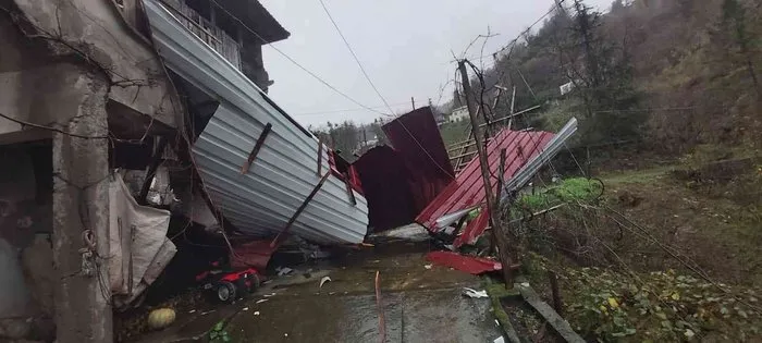 Rize’de şiddetli fırtına çatıları uçurdu
