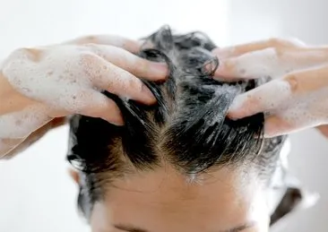 “Saçlarınızı kaç kez şampuanlıyorsunuz?” Bu sorunun cevabı sağlıksız saçların sebebi olabilir! Sakın bunu yapmayın...