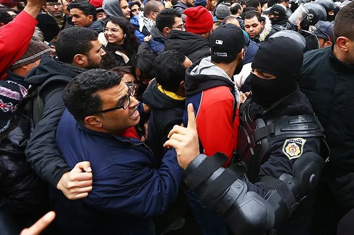 On soruda, Tunus’taki olayların perde arkası