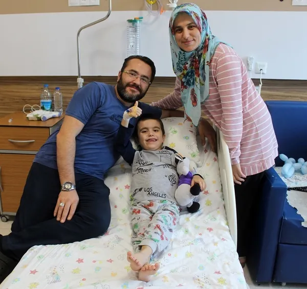 6-yasindaki-omer-babasi-sayesinde-yeniden-dogdu-o-benim-parcamdi-bir-parcam-daha-ona-gecti-1698996642084.jpg