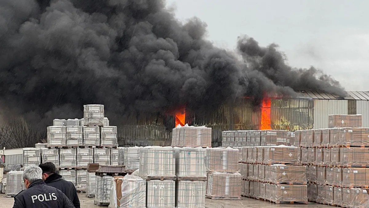 Balıkesir'de yapı malzemeleri deposunda yangın! Ekiplerin müdahalesi sürüyor